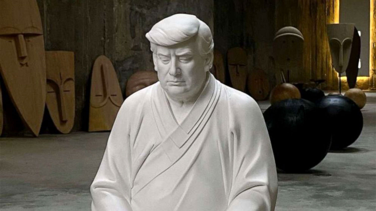 Китайский художник создал статуэтку Трампа в образе Будды
