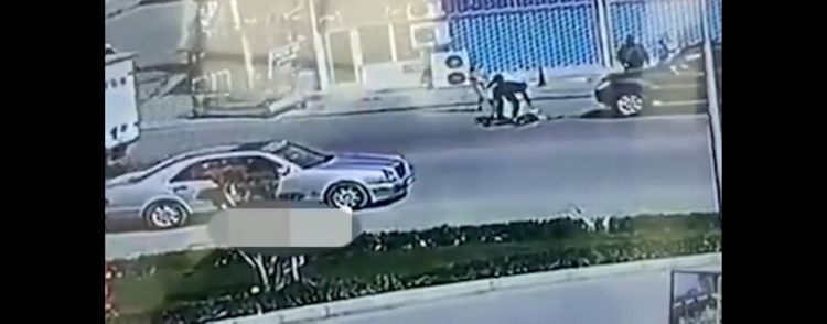 В Азербайджане установлена личность женщины, бросившейся под колеса автомобиля
