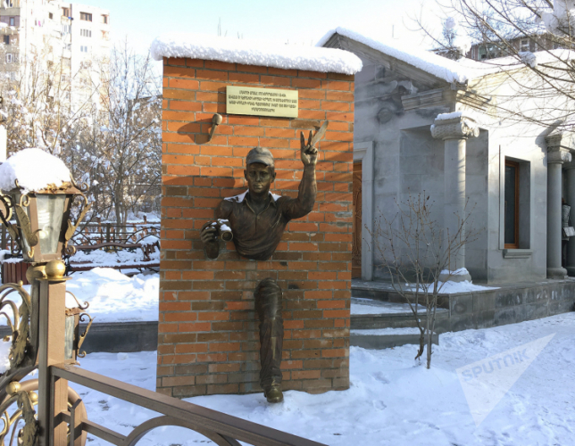 В Ереване осквернили памятник, посвященный землетрясению в Спитаке - ФОТО
