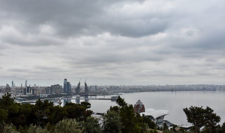 В пятницу в Баку переменная облачность и без осадков