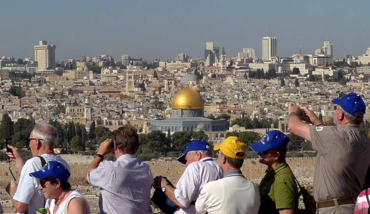 Израиль планирует начать принимать туристов до конца лета
