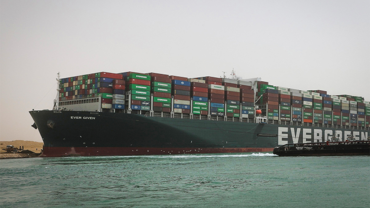 Пробка из кораблей перед входом в Суэцкий канал видна за 65 км
