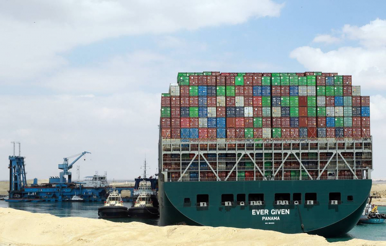 СМИ: Снятое с мели судно вновь встало почти поперек Суэцкого канала