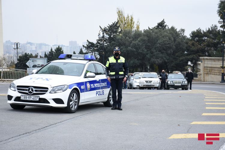 ГДП Баку предупредила водителей, нарушающих правила остановки и парковки