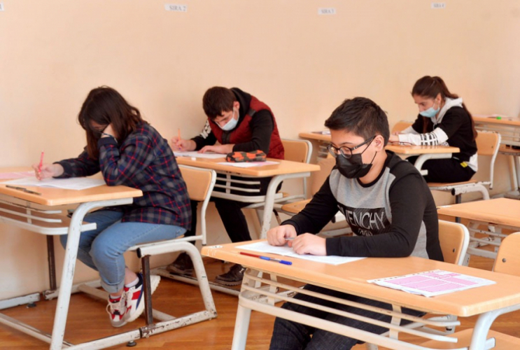 В Баку после карантина возобновили очное обучение очередные три школы 