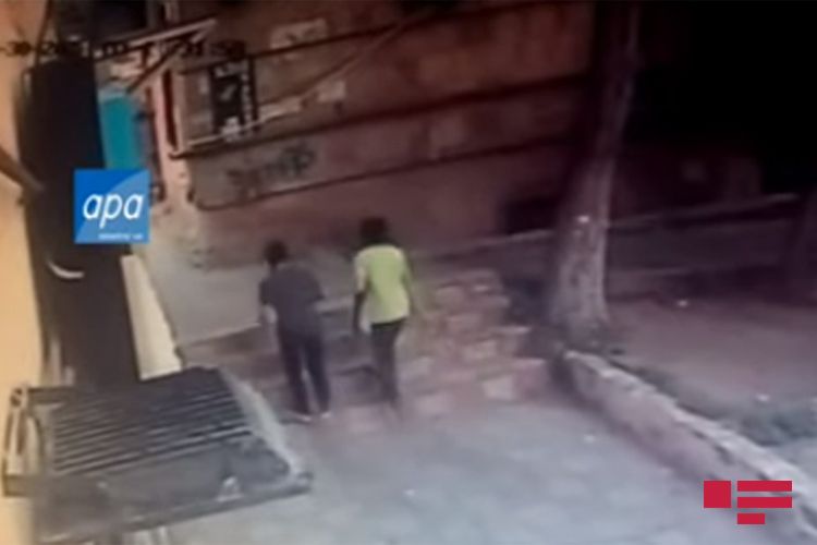 В Баку на подростка упала каменная плита - ВИДЕО