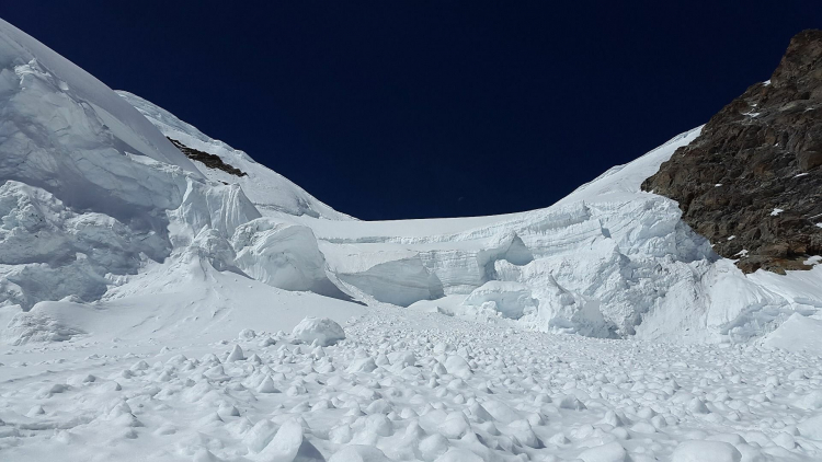 В России туристы попали под снежную лавину