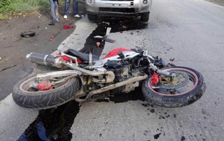В Баку из-за сильного ветра мотоцикл ударился об автомобиль
