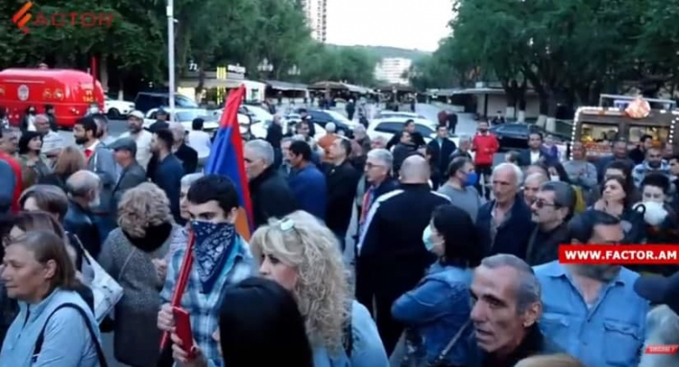 Вот так армяне оскорбляли «виновника» своего поражения в Карабахе – ВИДЕО