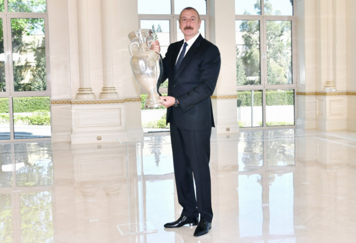 Кубок Евро-2020 передан президенту Ильхаму Алиеву - ФОТО