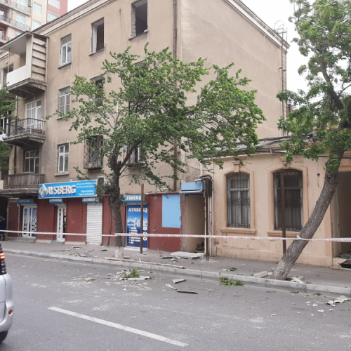 Сильный ветер в Баку обрушил крышу жилого здания
