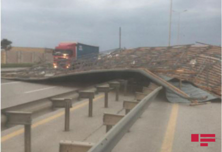 Сорванная ураганом крыша заблокировала на время автомагистраль Баку-Газах - ФОТО