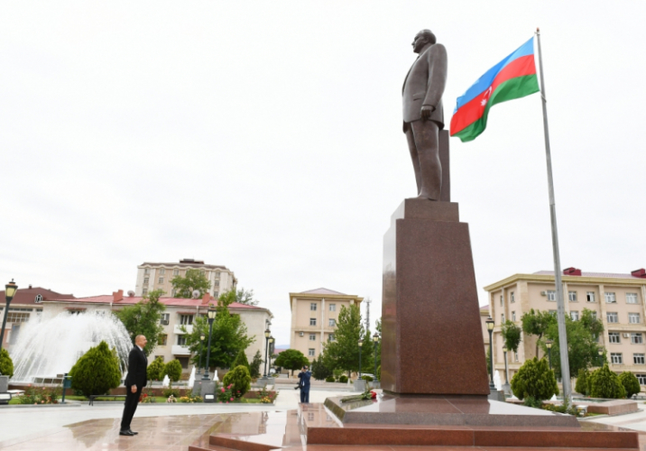 Ильхам Алиев посетил памятник общенациональному лидеру Гейдару Алиеву в Нахчыване
