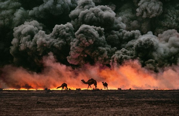 В Кувейте загорелось крупнейшее в мире месторождение нефти

