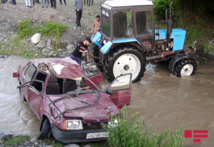 В Балакене легковой автомобиль упал в реку: водитель погиб, еще трое ранены  - ФОТО - ОБНОВЛЕНО