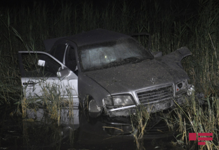 В Сабирабаде автомобиль упал в водный канал, тяжело ранен водитель - ФОТО
