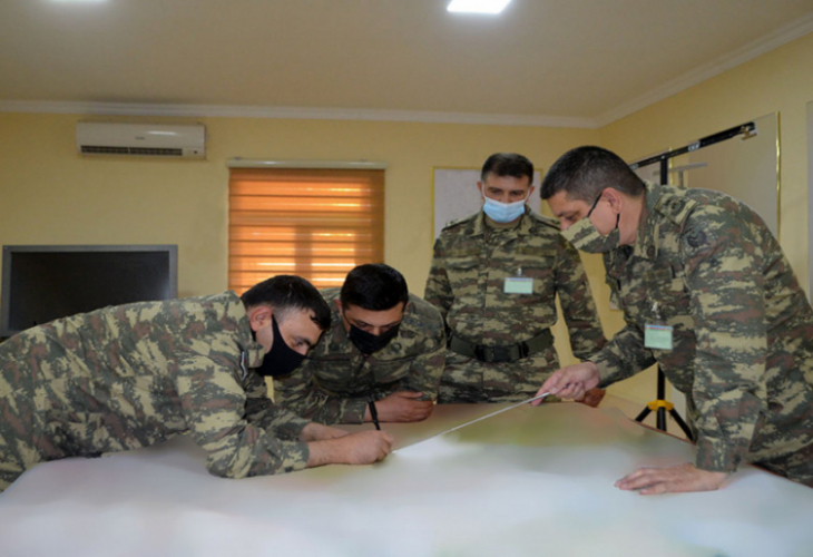 Азербайджанские военнослужащие отрабатывают задачи на картах - ФОТО