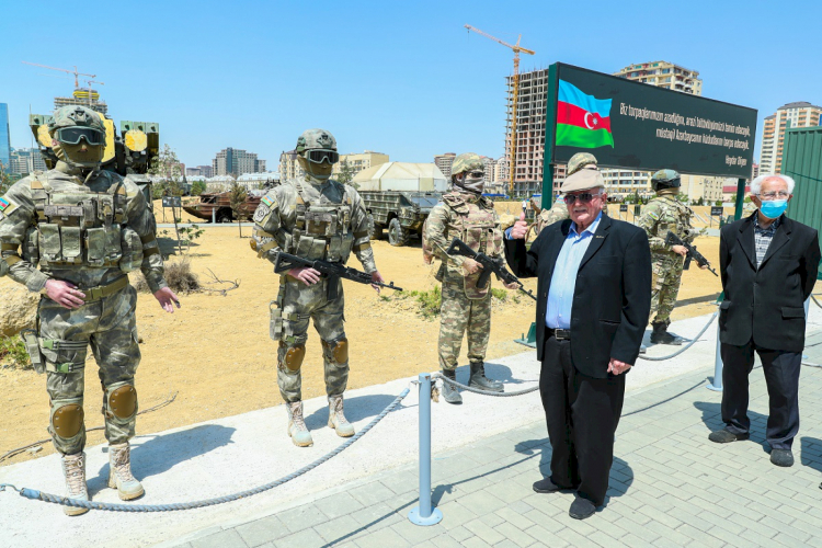 В Баку жители «Дома престарелых» посетили Парк военных трофеев - ФОТО
