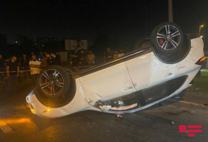 В Баку перевернулся Porsche, тяжело ранена женщина - ФОТО