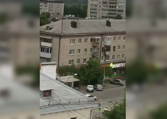 В России мужчина открыл стрельбу из окна жилого дома, есть раненые  - ВИДЕО - ОБНОВЛЕНО