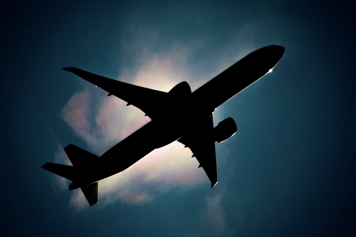 Зараженный коронавирусом мужчина умер на борту самолета