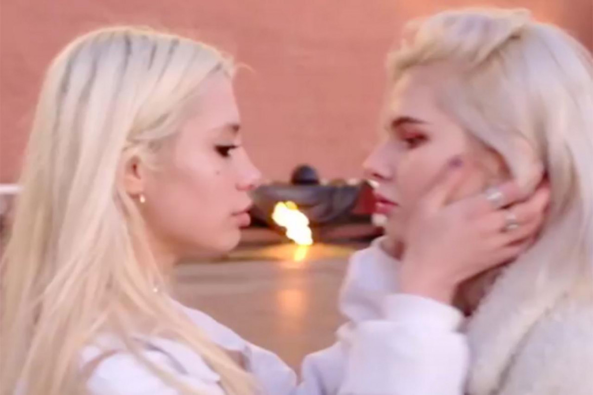 В России две девушки поцеловались на фоне Вечного огня: им грозит тюрьма