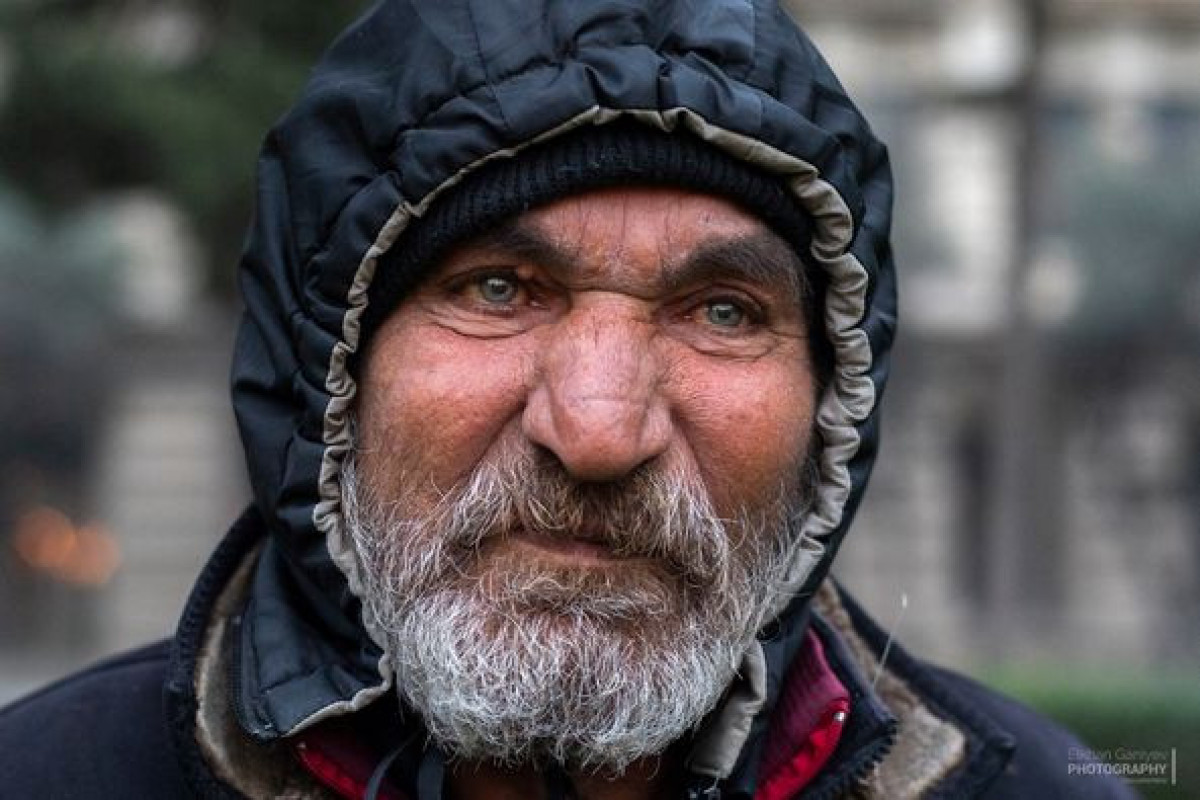 Брошенный азербайджанец почувствовал уют  - СОН НА УЛИЦЕ  -ФОТО 