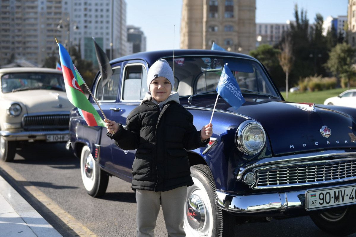 В Баку состоялся автопробег с участием классических автомобилей по случаю Дня Победы – ФОТО 