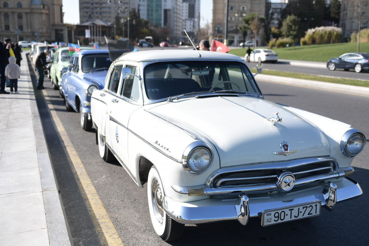 В Баку состоялся автопробег с участием классических автомобилей по случаю Дня Победы – ФОТО 