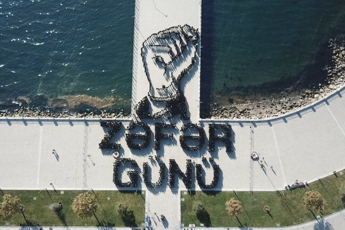 По случаю Дня Победы в Баку создана композиция «Железный кулак»-ФОТО 