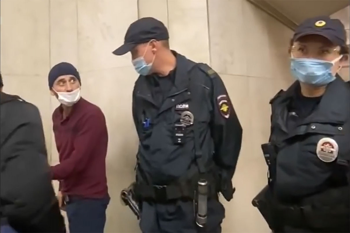 Полиция охраняла мусульманина, молившегося в московском метро-ФОТО -ВИДЕО 