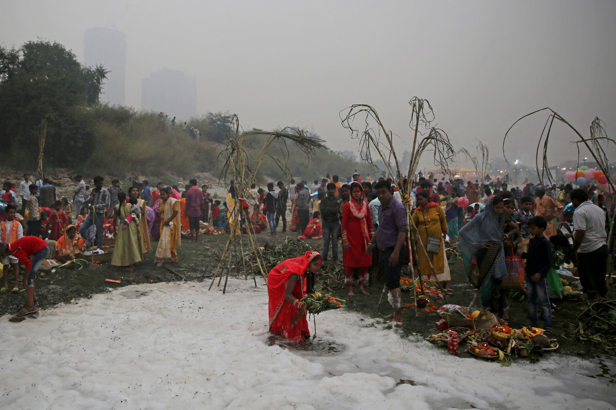 В Индии люди помолились в реке в токсичной пене