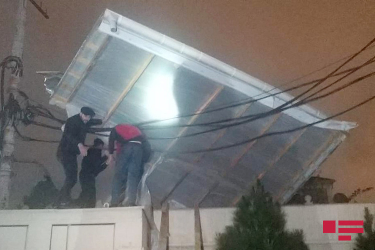 В Баку сорванная ураганом кровля оставила жителей без света  -ФОТО 