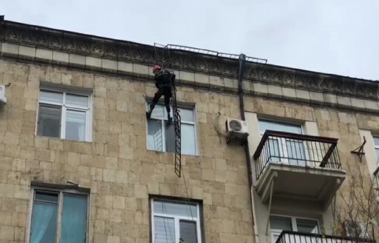 МЧС поделилось кадрами с операции по устранению последствий сильного ветра в Баку-ВИДЕО 