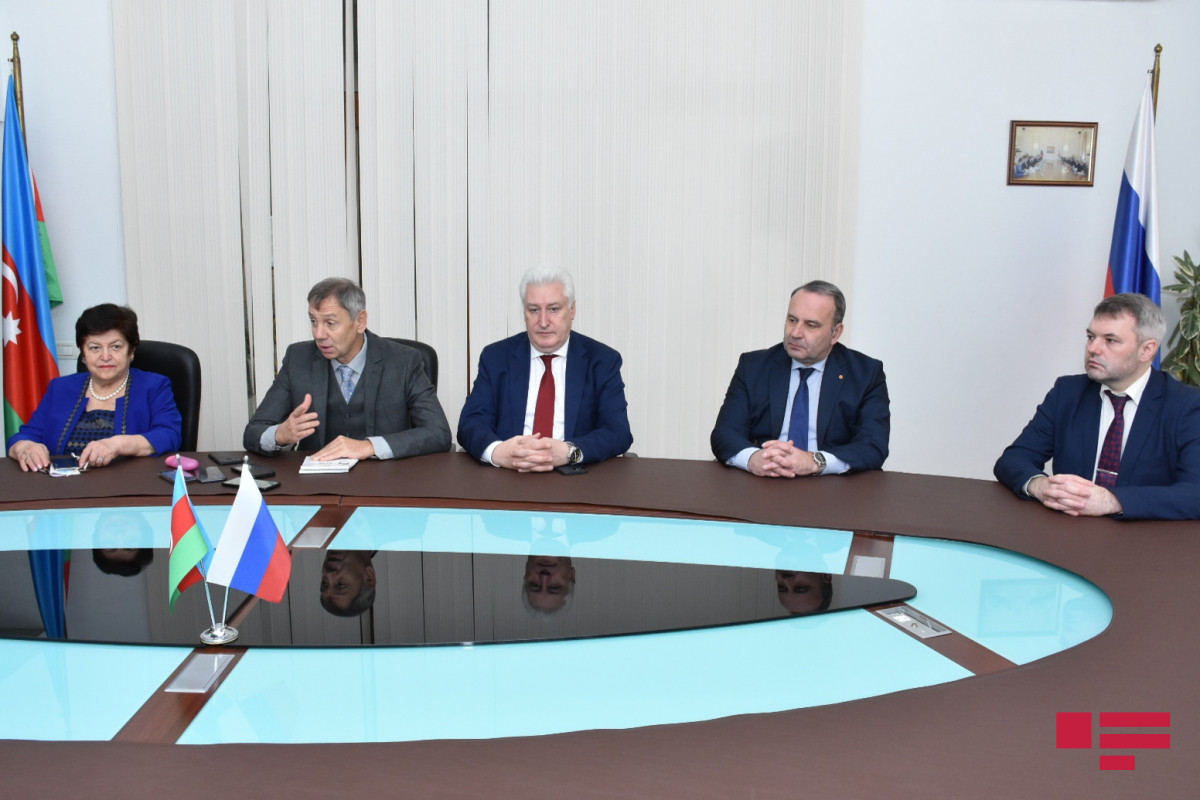 <span ><b>В Баку состоялся круглый стол с участием российских экспертов и политологов-ФОТО </b> 
