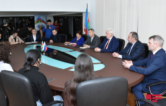 <span ><b>В Баку состоялся круглый стол с участием российских экспертов и политологов-ФОТО </b> 