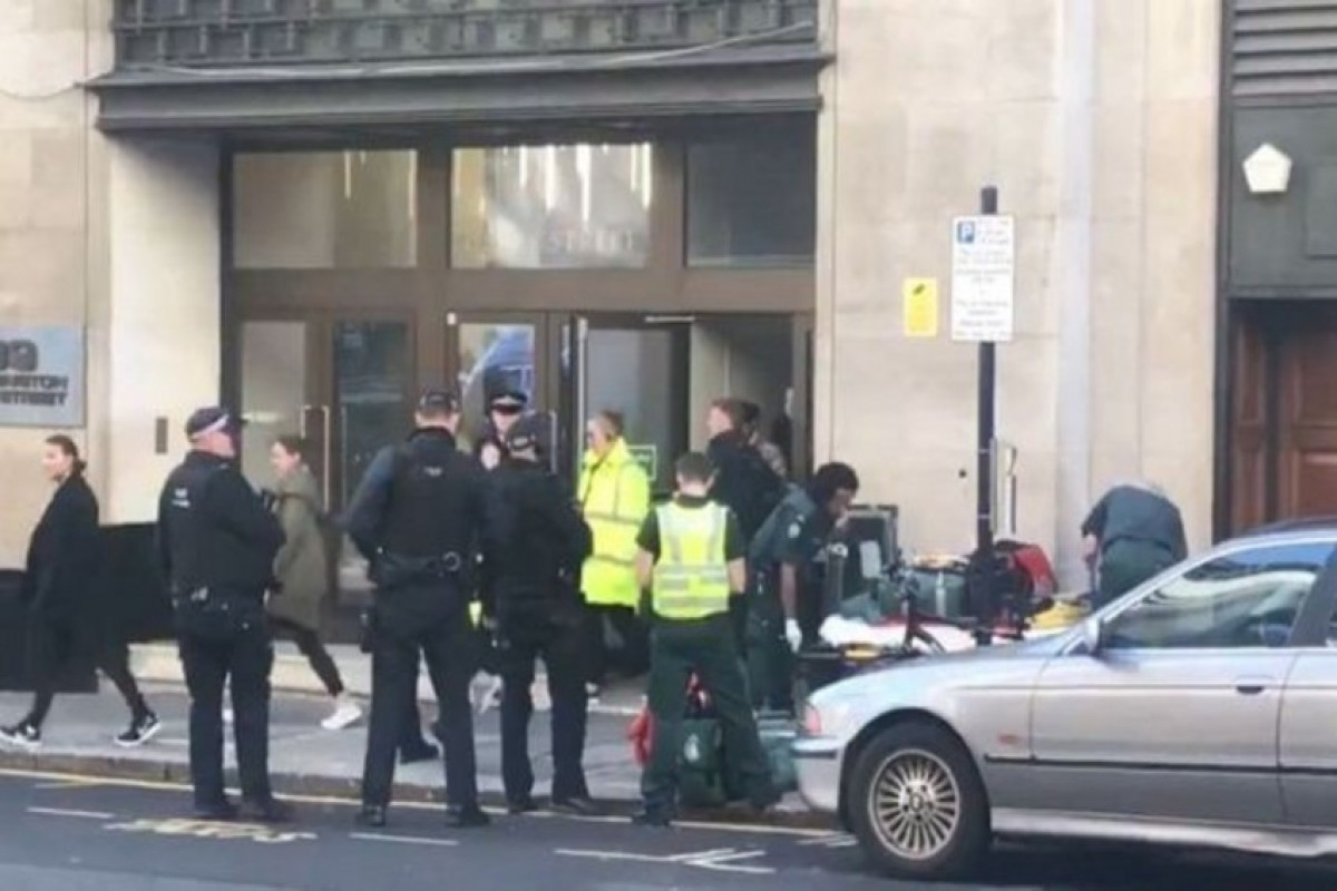 Неизвестный ранил ножом нескольких человек в Лондоне-ВИДЕО 
