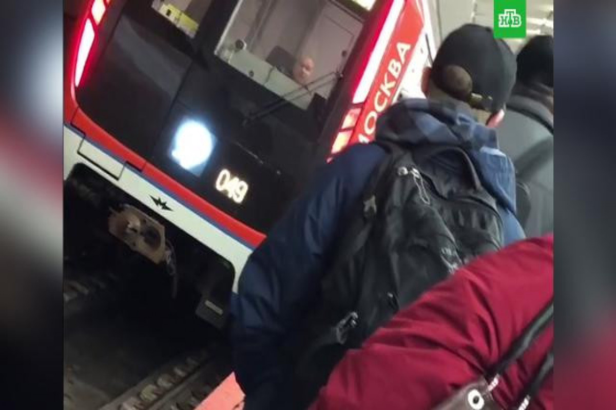 Мужчина погиб, спасая пассажира от падения на пути в московском метро-ВИДЕО 