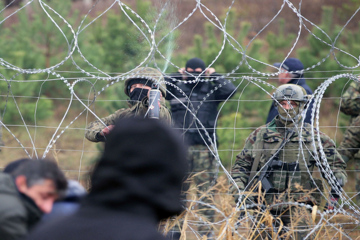 Беженцы прорвали часть заграждений на белорусско-польской границе