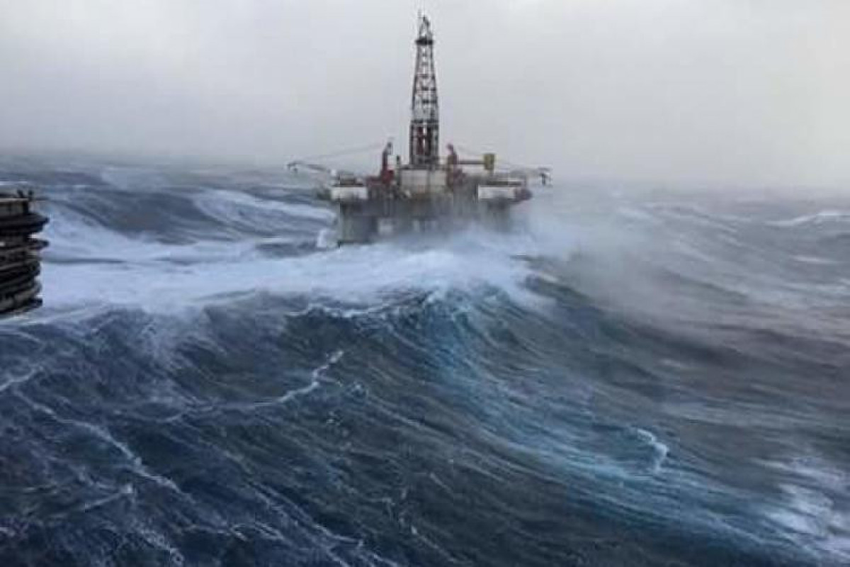 В SOCAR с морских платформ эвакуировали 28 нефтяников