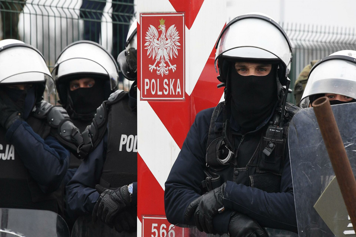 Семеро польских полицейских получили ранения при столкновении с мигрантами