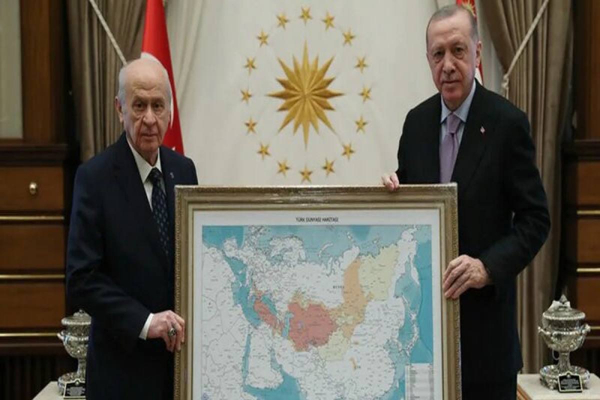 Лидер турецких националистов подарил Эрдогану карту "Тюркского мира" с упоминанием России-ФОТО 