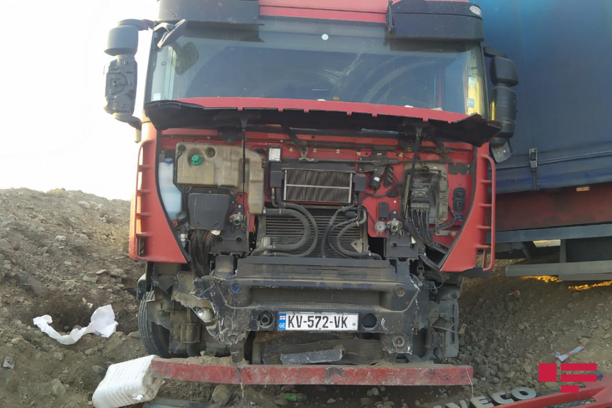 В Шамкирском районе перевернулся грузовик-ФОТО 