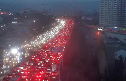 В результате аварии на трассе Баку-Сумгайыт образовался затор
