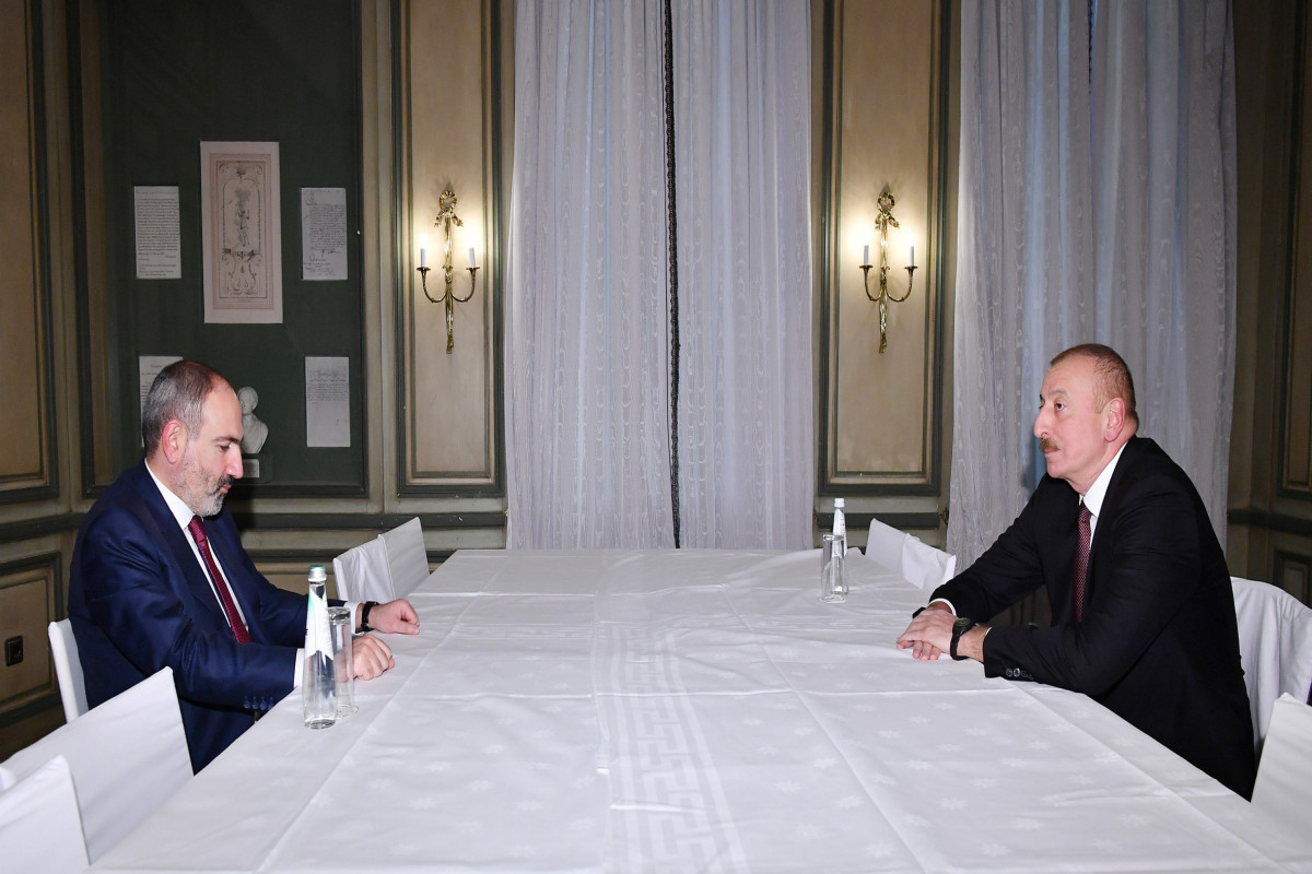 президент Азербайджана Ильхам Алиев и премьер-министр Армении  Никол Пашинян