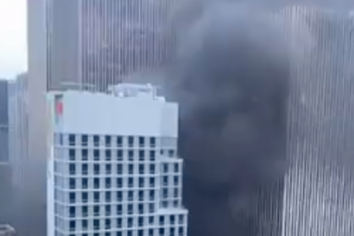 Строящееся здание загорелось между небоскребами в Нью-Йорке-ВИДЕО 