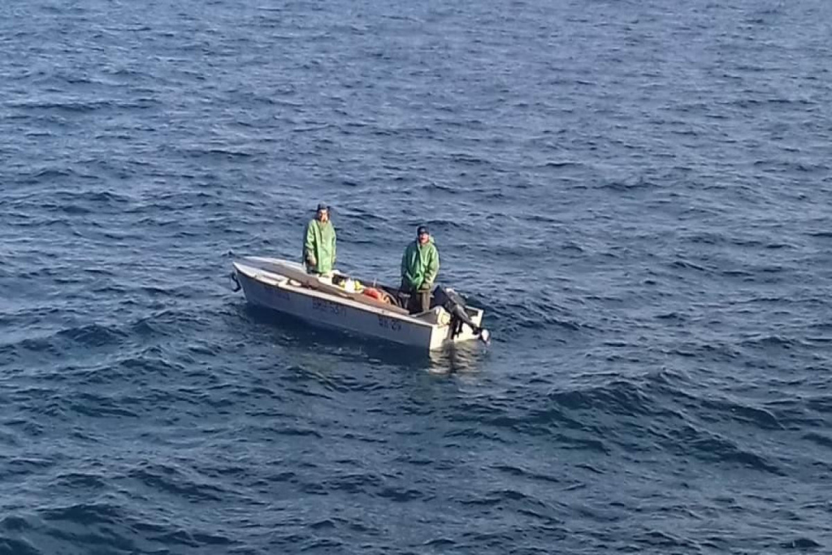 На Каспии спасли двух рыбаков