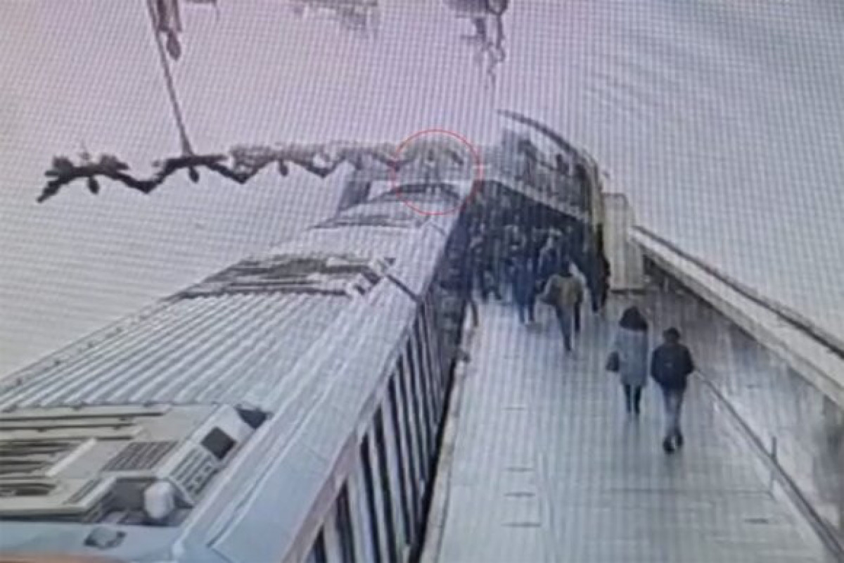 Пассажир московского метро спрыгнул с лестницы на крышу поезда