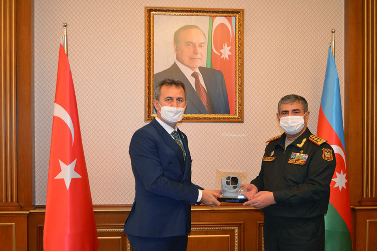 Министр обороны Азербайджана встретился с руководителем компании ASELSAN