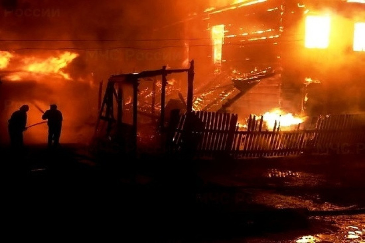 При пожаре в деревянном доме погибли четыре человека